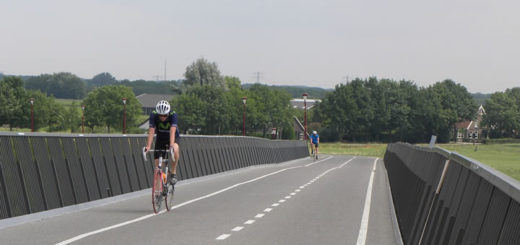 Cómo adelantar a un ciclista en carretera