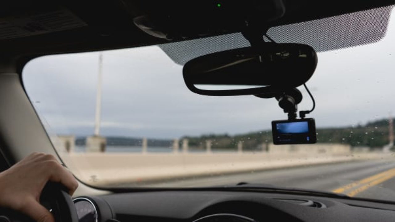 Te pueden multar por llevar una cámara en el coche?